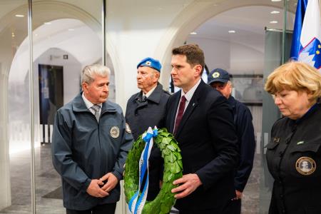 Polaganje cvetja k spomeniku Rudolfa Maistra (3)
